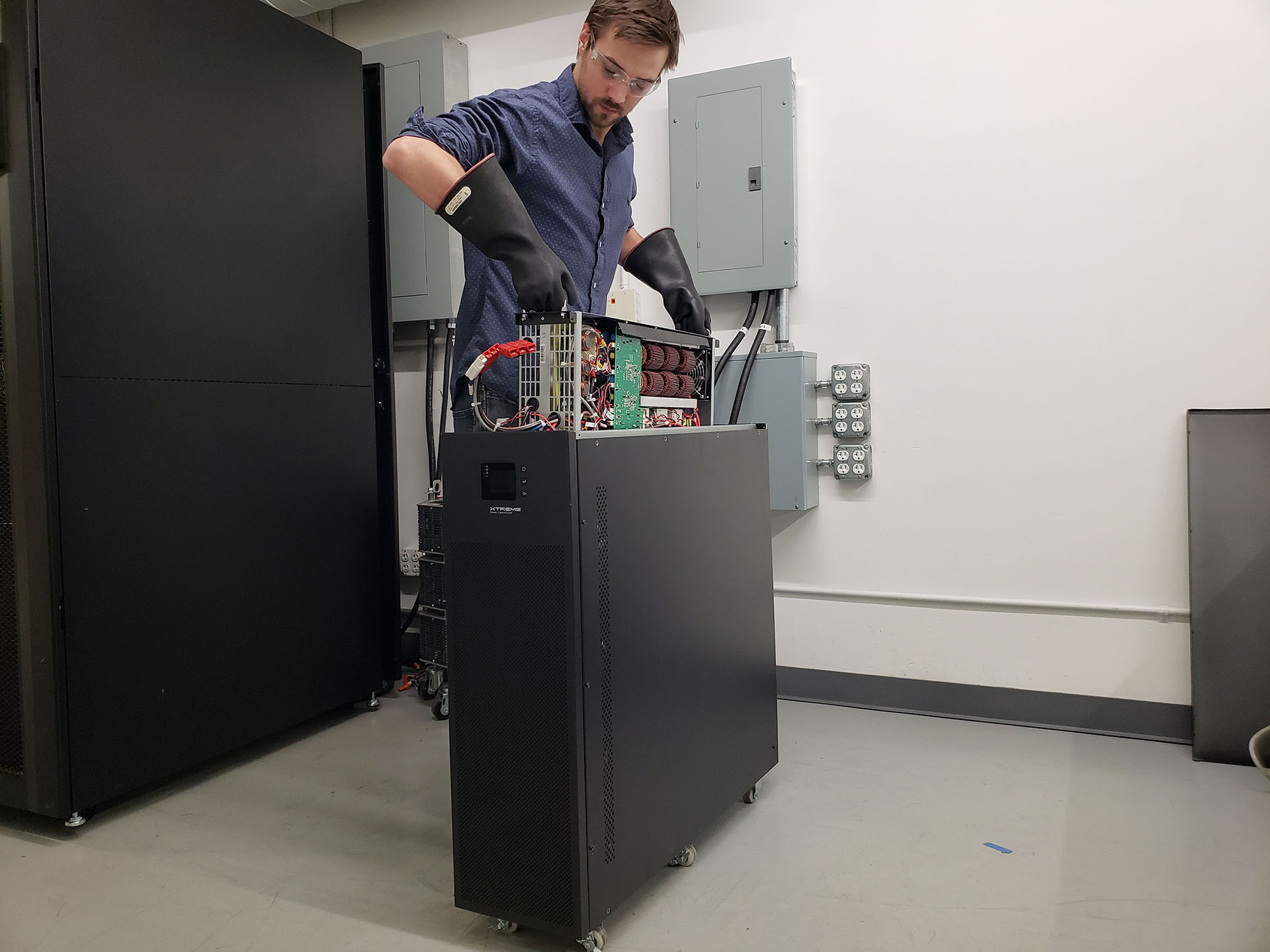 UPS Monofásicos y Trifásicos 02